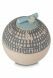 Urna pequeña de cerámica con rayas grises