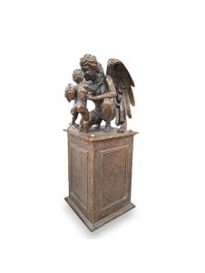 Urna funeraria de ángel ‘Ángel Guardián con Niño’ sobre pedestal en varios colores