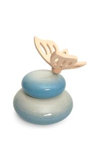 Urna bebé azul con mariposa de madera