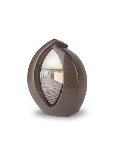 Mini urna funeraria de cerámica ‘Forever Framed’ marrón oscuro, personalizable con imagen