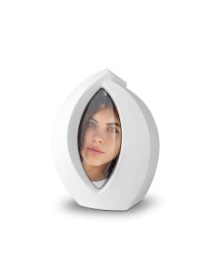 Mini urna funeraria de cerámica ‘Forever Framed’ blanco mate, personalizable con imagen