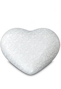 Urna funeraria en forma de corazón semierguido con hojas color platino mate