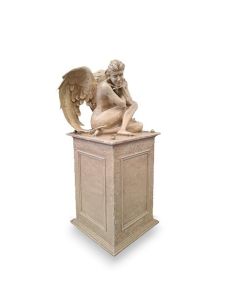 Urna funeraria de ángel ‘Ángel del Consuelo’ sobre pedestal en varios colores