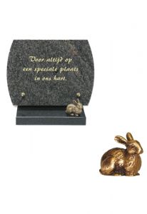 Memorial con conejo de bronce