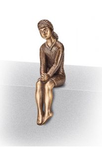 Escultura funeraria Niña sentada – decoración funeraria – 3D, libre, con taco de fijación en la parte inferior
