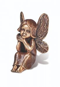 Escultura conmemorativa Niño mariposa – 3D, libre, con taco de fijación en la parte inferior