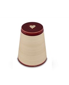 Miniurna cerámica 'Koniko' con corazón rojo burdeos