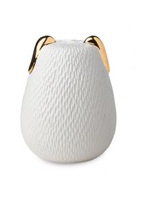 Urna para perros con orejas doradas