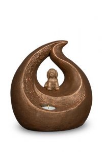 Urna para perros en forma de lágrima con perro sentado y portavelas