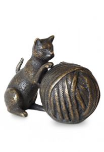 Miniurna bronce gato con ovillo de lana