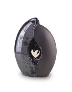 Urna ceramica con corazón de plata