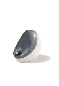 Urna funeraria cerámica con corazón de plata