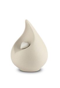 Mini urna lágrima de porcelana ‘Celest’ - beige claro con corazoncito blanco