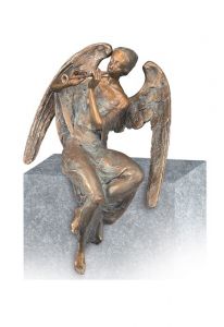 Escultura conmemorativa Ángel sentado en varios tamaños – 3D, libre, con taco de fijación en la parte inferior