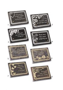 Piedra memorial con motivos diferentes
