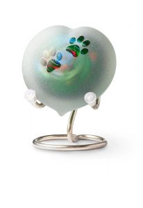 Miniurna para cenizas de cristal 'Corazón y patas' en verde