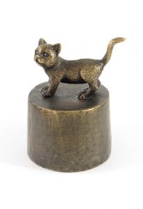 Pequeño gato de pie en unaurna de bronce