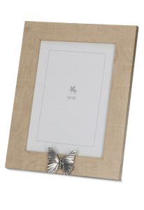 Urna macro de foto marrón claro con mariposa para cenizas