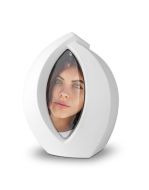 Urna cerámica ‘Forever Framed’ en blanco mate, personalizable con imagen